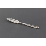 A GEORGE III SILVER FIDDLE PATTERN MARROW SCOOP, WILLIAM EATON, LONDON, 1813