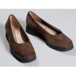 A PAIR OF VINTAGE SALVATORE FERRAGAMO PERVINCA CHOCOLATE BROWNÂ WEDGES