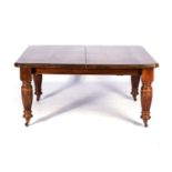 A MAHOGANY EXTENDING DINING TABLE, FIRST QUARTER 20TH CENTURY