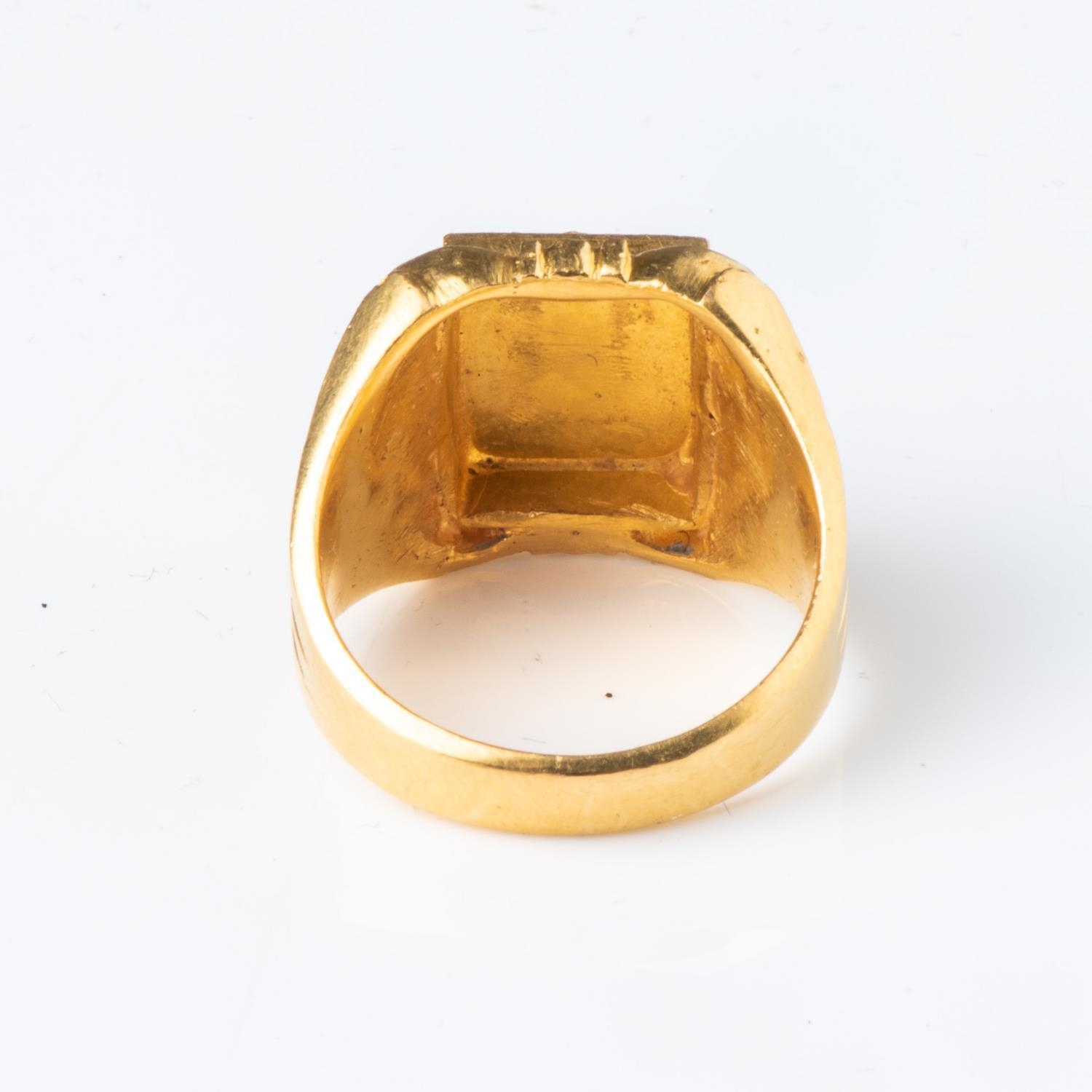 A SIGNET RING - Image 3 of 3