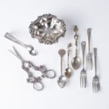 A MISCELLANEOUS COLLECTION OF SILVERWARE, VARIOUS MAKERS AND DATES
