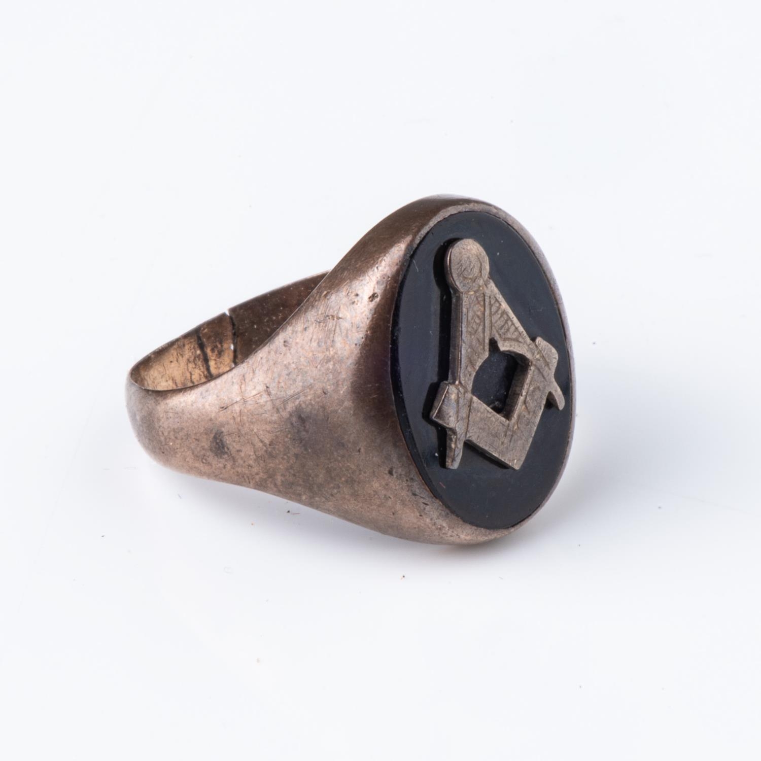 A GOLD SIGNET RING - Image 2 of 3