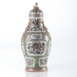A CHINESE ROSE MEDALLION VASE, LATE 19TH TO EARLY 20TH CENTURY