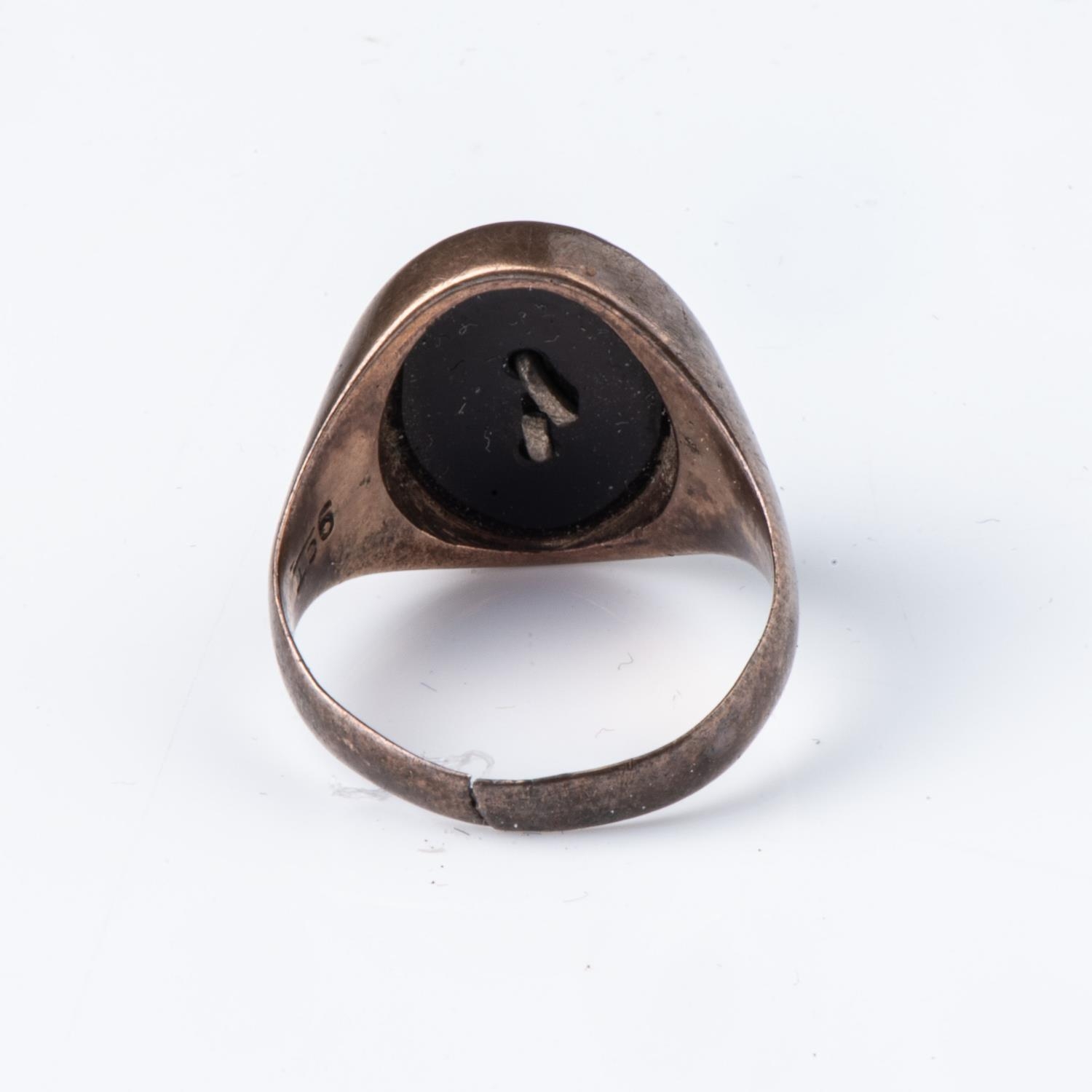 A GOLD SIGNET RING - Image 3 of 3