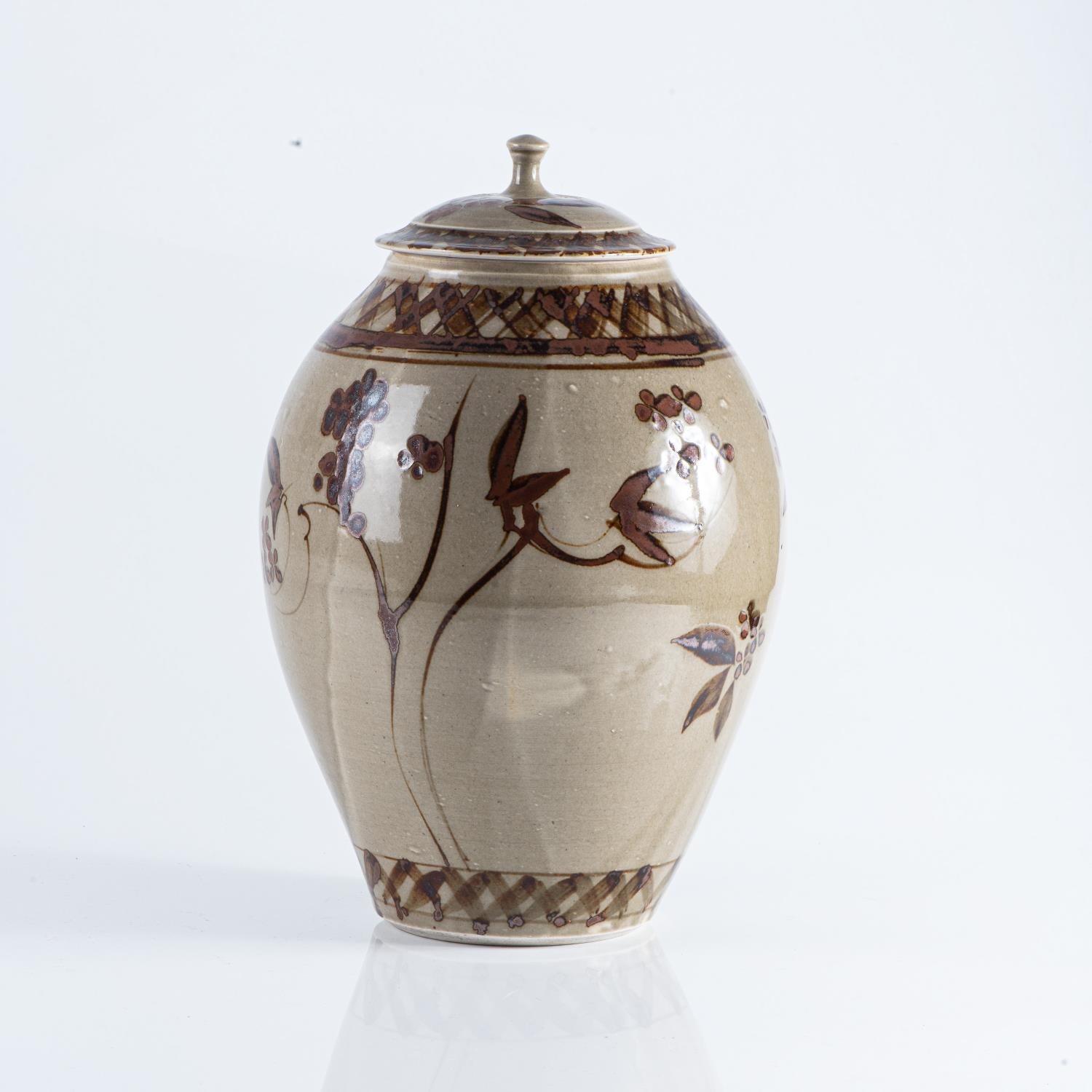 TIM MORRIS (SOUTH AFRICAN 1941-1990): A STONEWARE JAR AND COVER