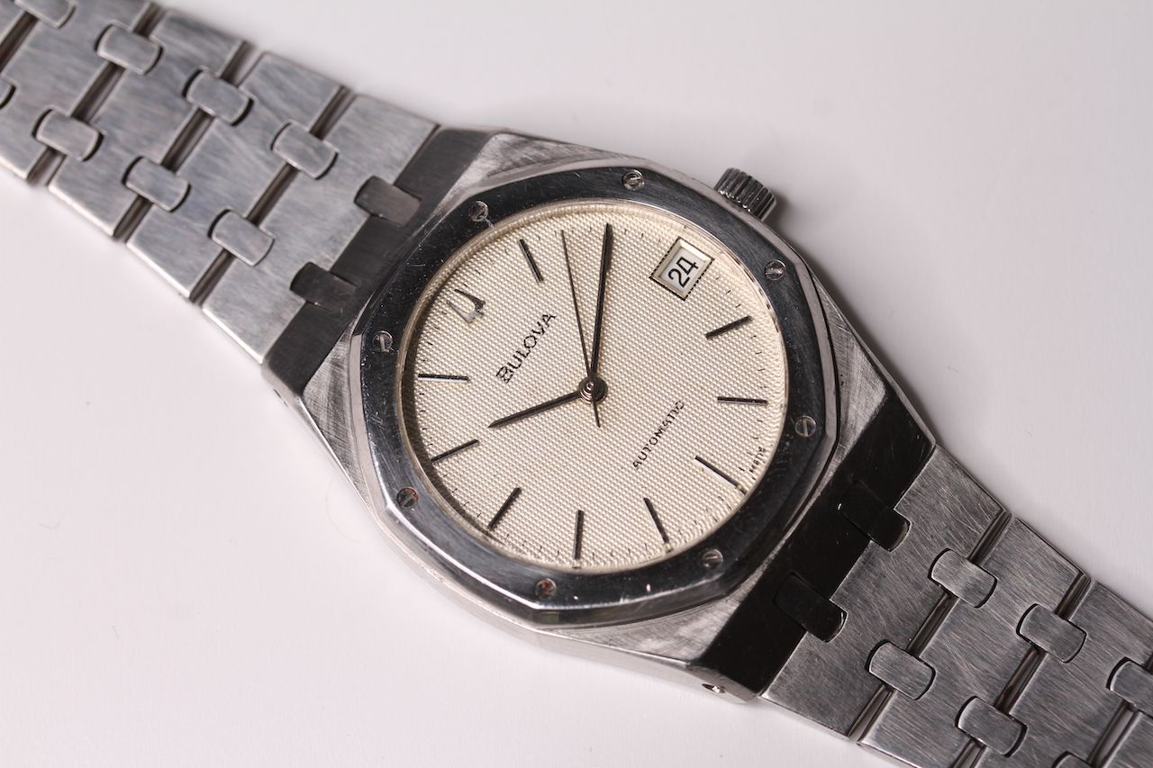VINTAGE BULOVA 'ROYAL OAK' AUTOMATIC REFERENCE 4420101, honey comb cream dial, date aperture, iconic - Image 2 of 4