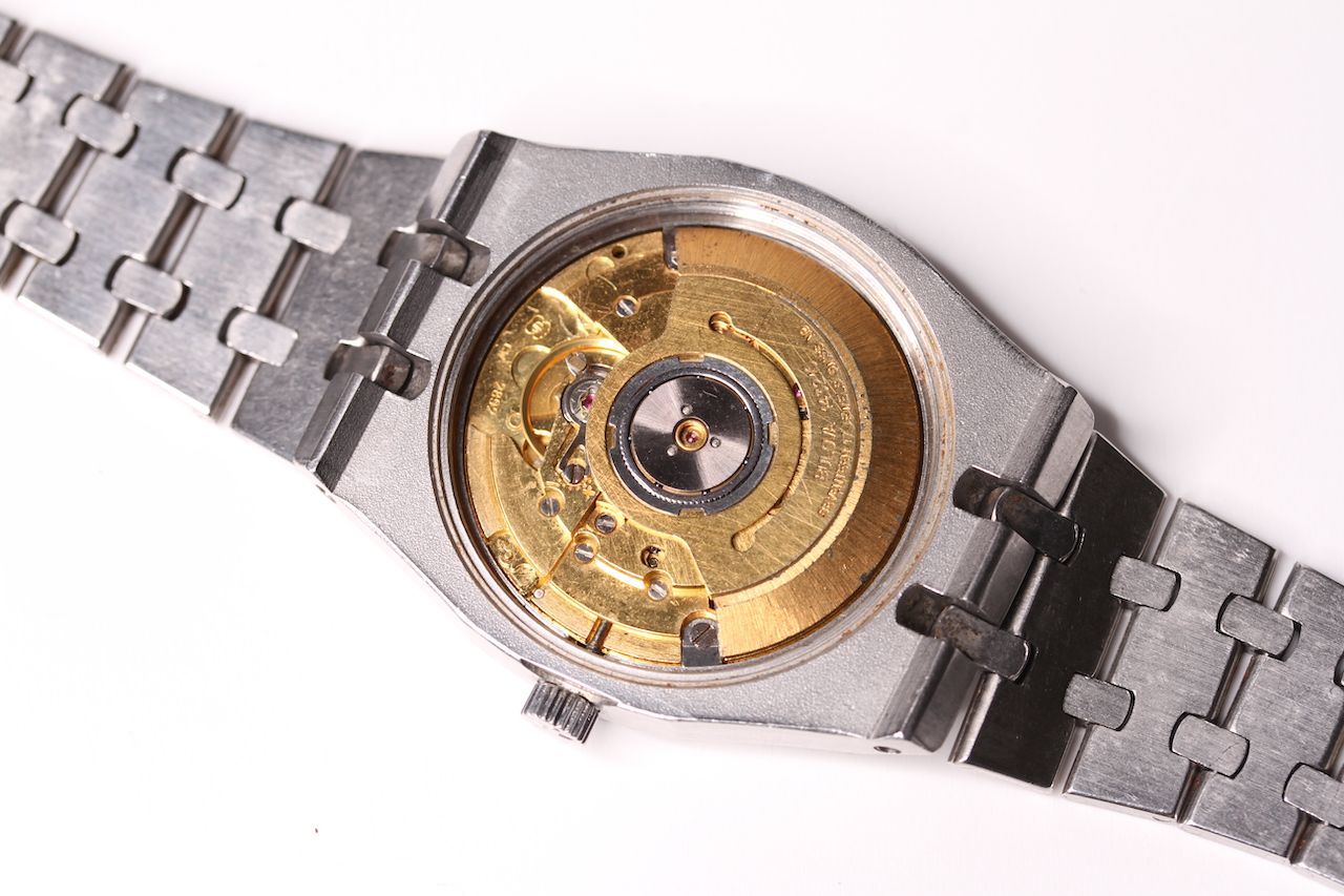 VINTAGE BULOVA 'ROYAL OAK' AUTOMATIC REFERENCE 4420101, honey comb cream dial, date aperture, iconic - Image 4 of 4