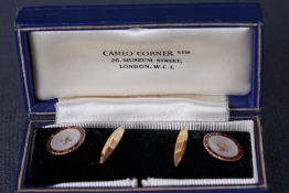 GENTLEMENS 9CT GOLD & ENAMEL BUTTON CUFFLINKS W/ BOX, a pair of button style cufflinks, set in 9ct