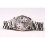 GENTLEMENS MIDO COMMANDER WRISTWATCH REF 8223, circular silver dial with hour markers, day window at