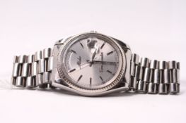 GENTLEMENS MIDO COMMANDER WRISTWATCH REF 8223, circular silver dial with hour markers, day window at