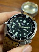 GENTLEMENS SEIKO AUTOMATIC DAY DATE WRISTWATCH REF. 6306-7001, circular black dial with lume green