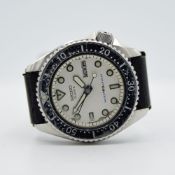 GENTLEMAN'S VINTAGE SEIKO QUARTZ MID-SIZE DIVER, R