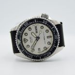 GENTLEMAN'S VINTAGE SEIKO QUARTZ MID-SIZE DIVER, R