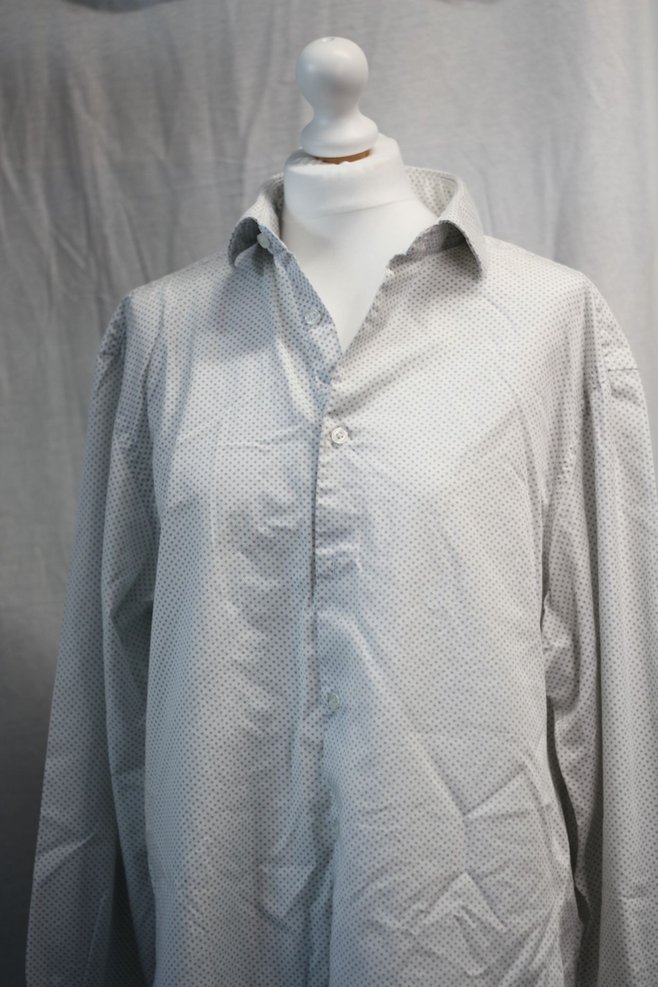 T.M. LEWIN PATTERNED SHIRT, Colour : WHITE, AGE: UNKNOWN, SIZE: 16 1/2, CONDITION GRADE: 2 GOOD * TO