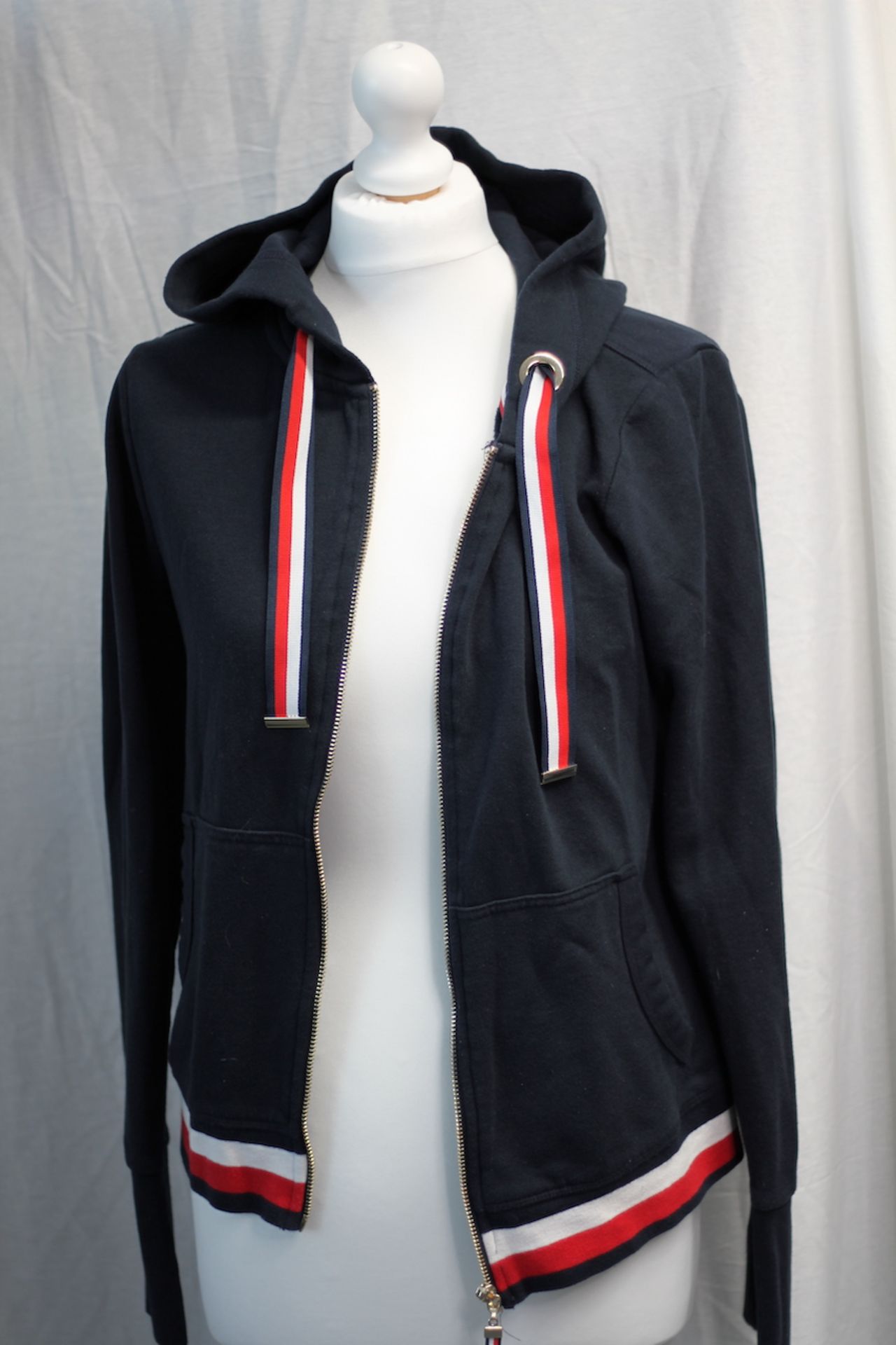 TOMMY HILFIGER HOODY, Colour : BLUE, AGE: UNKNOWN, SIZE: S/P, CONDITION GRADE: 1 VERY GOOD * TO BE - Image 2 of 3