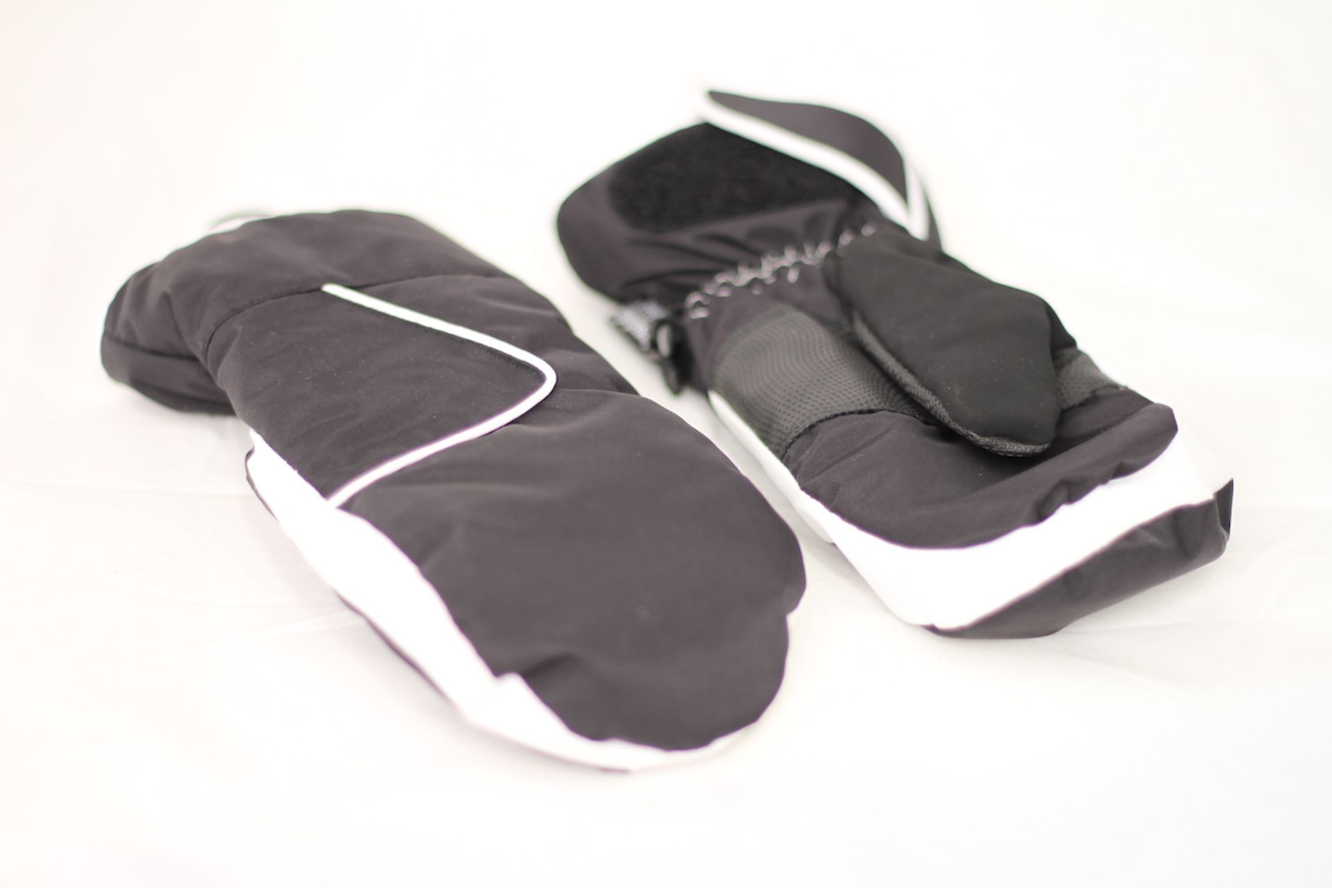 THINSULATE MITTENS, Colour : BLACK / WHITE, AGE: UNKNOWN, SIZE: MEDIUM, CONDITION GRADE: 1 VERY GOOD