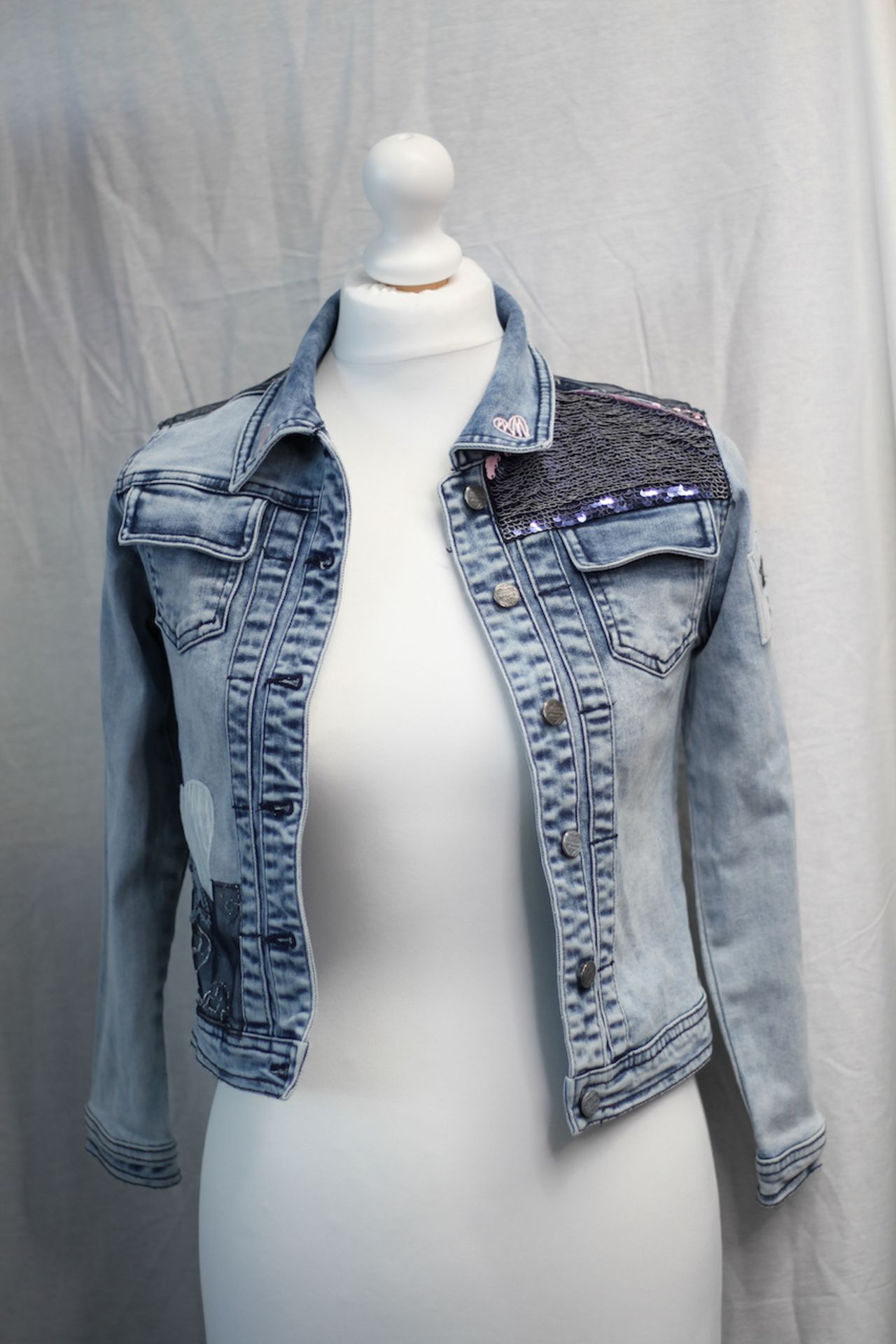 DESIGUAL BLUE KIDS JEAN JACKET, Colour : DENIM BLUE, AGE: 9/10YRS, SIZE: UNKNOWN, CONDITION GRADE: 2