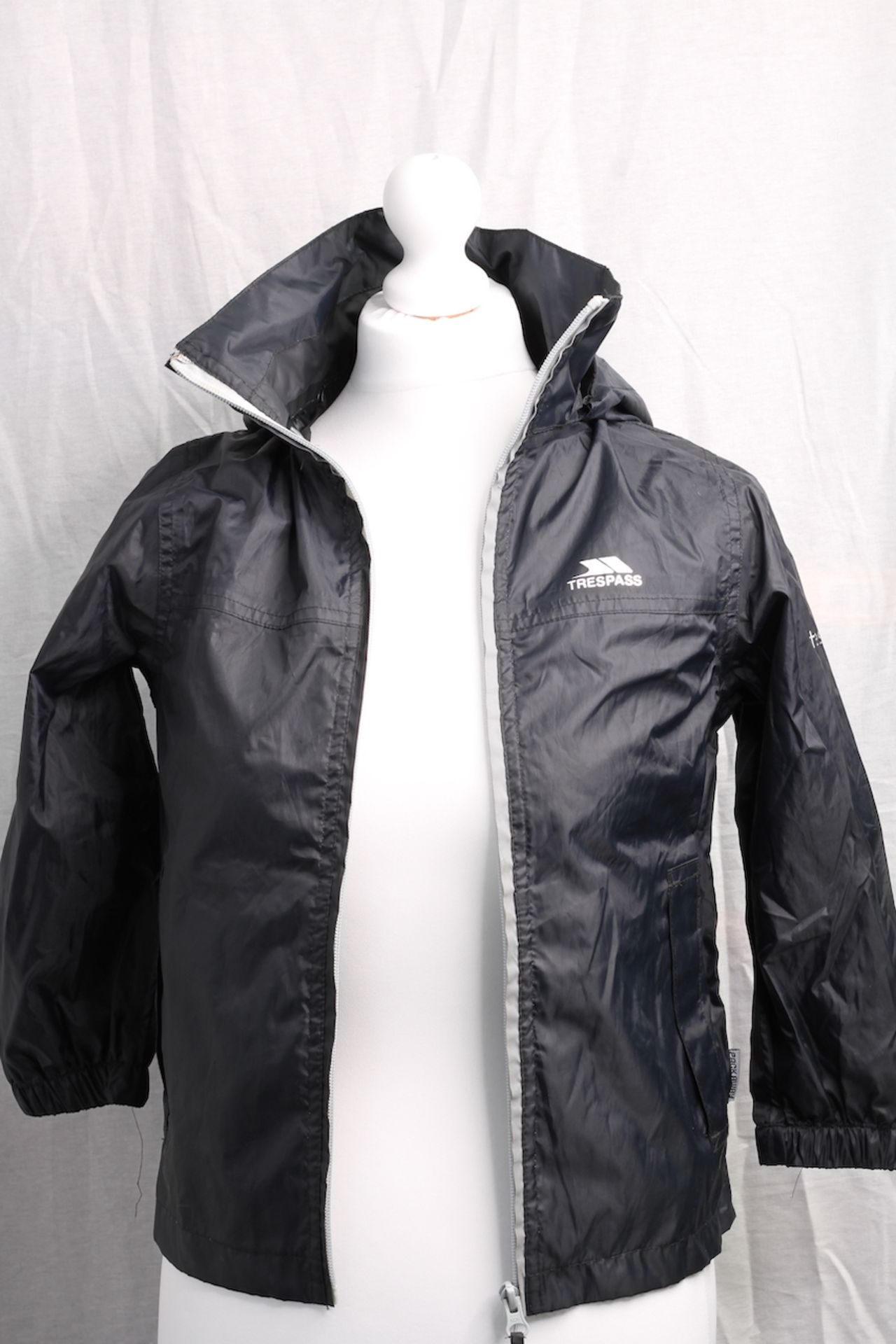 TRESSPASS CHILDS WATERPROOF JACKET, Colour : BLACK, AGE: 5YRS, SIZE: UNKNOWN, CONDITION GRADE: