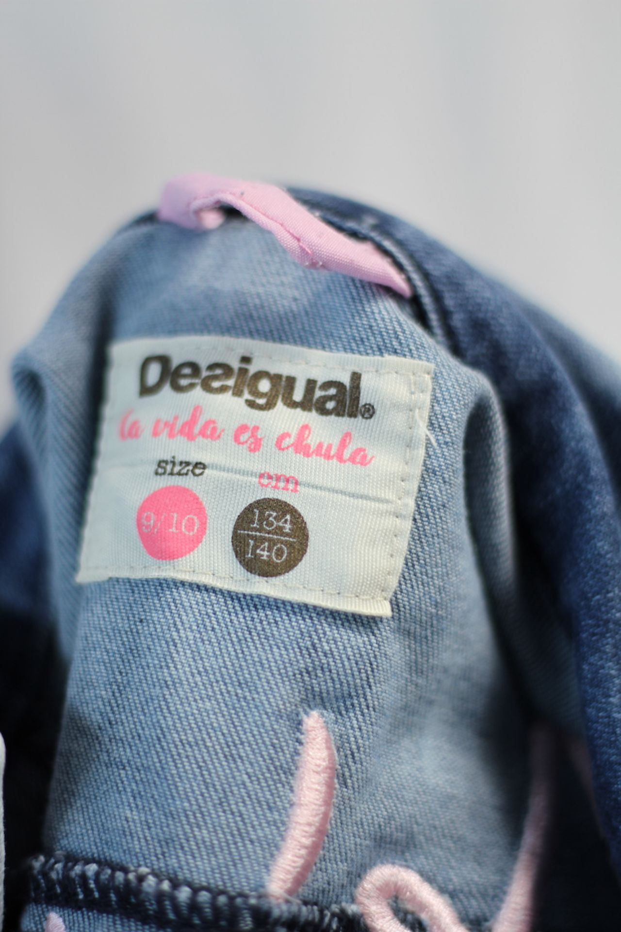 DESIGUAL BLUE KIDS JEAN JACKET, Colour : DENIM BLUE, AGE: 9/10YRS, SIZE: UNKNOWN, CONDITION GRADE: 2 - Image 3 of 3