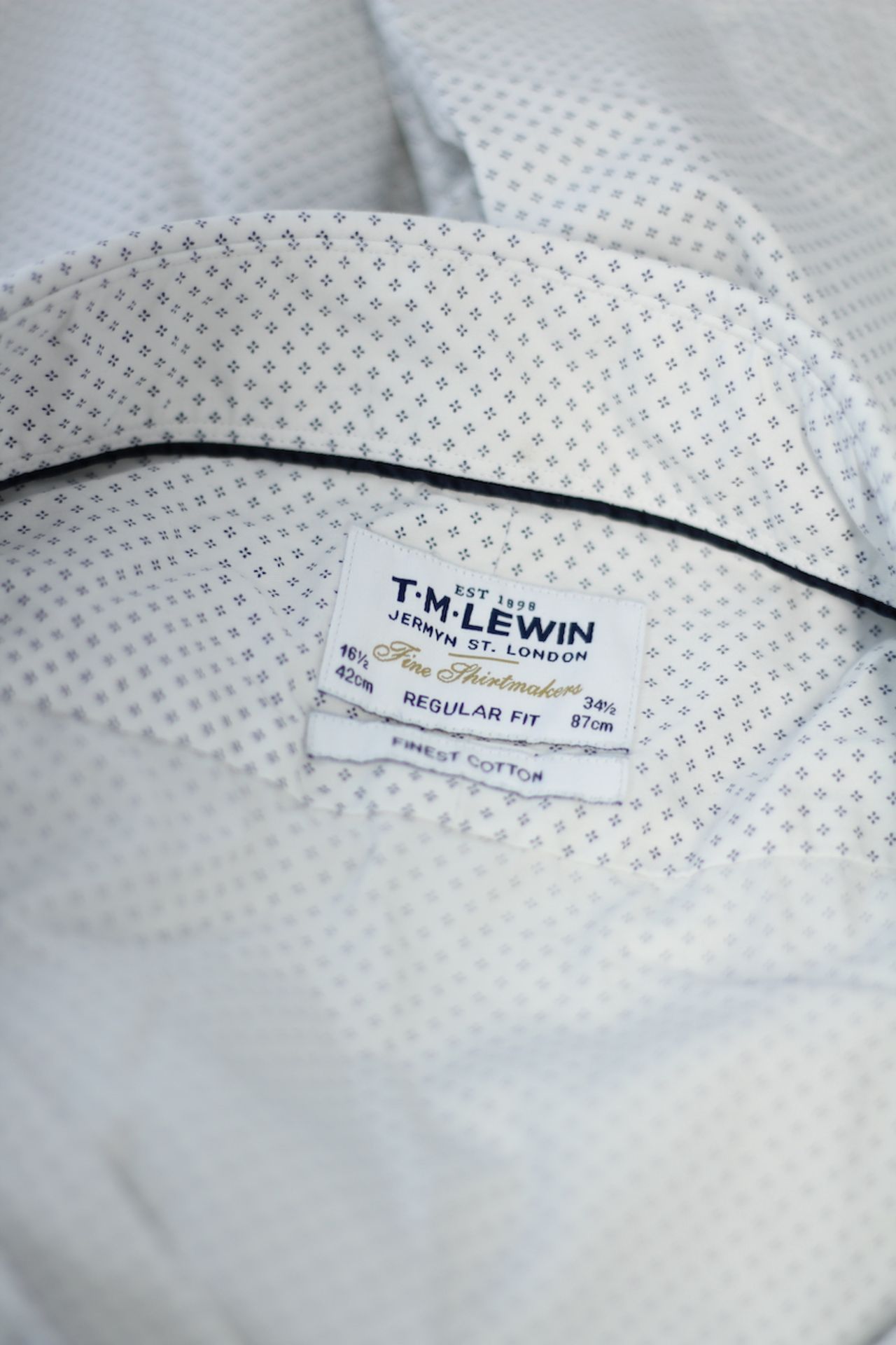 T.M. LEWIN PATTERNED SHIRT, Colour : WHITE, AGE: UNKNOWN, SIZE: 16 1/2, CONDITION GRADE: 2 GOOD * TO - Image 2 of 2