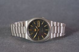 GENTLEMENS SEIKO 5 AUTOMATIC WRISTWATCH REF. 7009-3130, circular black dial with gold hour markers