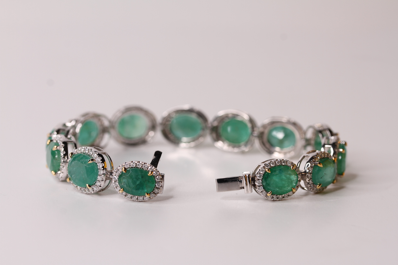 Natural Emerald & Diamond Bracelet, set with 13 oval cut emeralds totalling 33.74ct, 288 round - Image 3 of 5