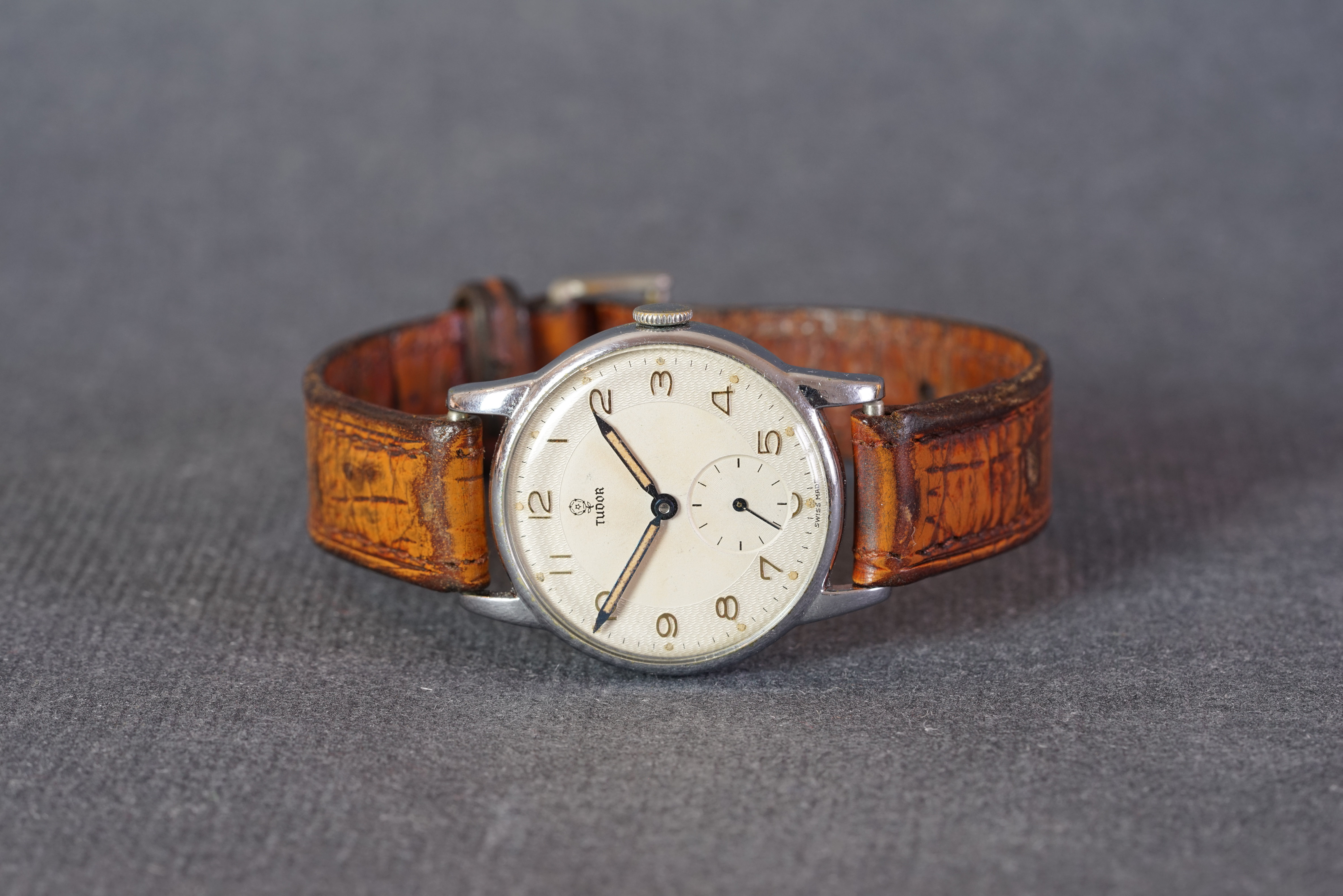 GENTLEMENS TUDOR WRISTWATCH, circular two tone dial with arabic numeral hour markers and pencil