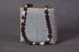 GARNET PEARL & GOLD BEAD NECKLACE, set with beaded garnets, pearls and a gold clasp.*** Please