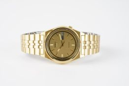 GENTLEMENS NOS SEIKO 5 DAY DATE WRISTWATCH REF. 7009 3070, circular champagne dial with gold tone