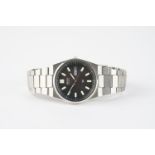 GENTLEMENS SEIKO QUARTZ DAY DATE WRISTWATCH, circular black dial with luminous hour markers and