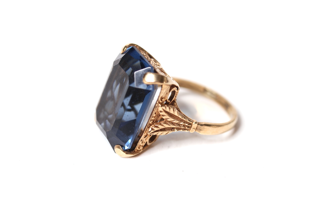 9ct Blue Dress Ring, rectangular blue synthetic stone, 9ct mount, 7.8g, ring size O - Image 2 of 2