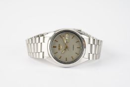 GENTLEMENS SEIKO 5 DAY DATE WRISTWATCH REF. 7S26 3040, circular grey dial with gold tone hour