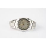 GENTLEMENS SEIKO 5 DAY DATE WRISTWATCH REF. 7S26 3040, circular grey dial with gold tone hour