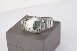 GENTLEMENS SEIKO GIUGIARO DESIGN LTD EDITION 281/3000 W/ BOX & SPARE LINKS, digital dial with a