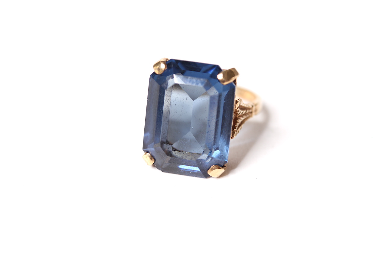 9ct Blue Dress Ring, rectangular blue synthetic stone, 9ct mount, 7.8g, ring size O