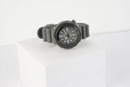 GENTLEMENS SEIKO SOLAR DIVERS 200M WRISTWATCH W/ BOX, circular grey dial with plot hour markers