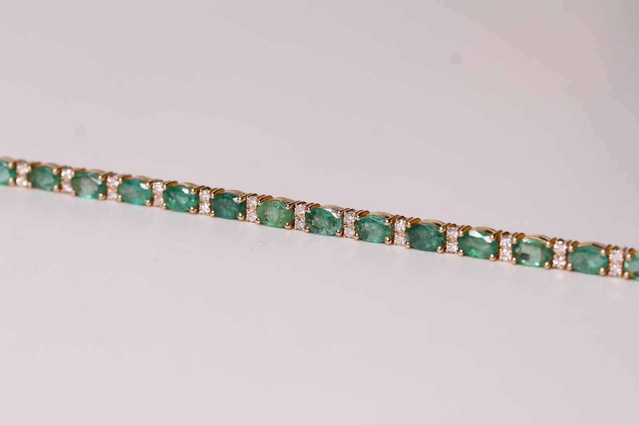 Natural Emerald & Diamond Bracelet, set with 21 oval cut emeralds totalling 8.13ct, 42 round - Image 2 of 3