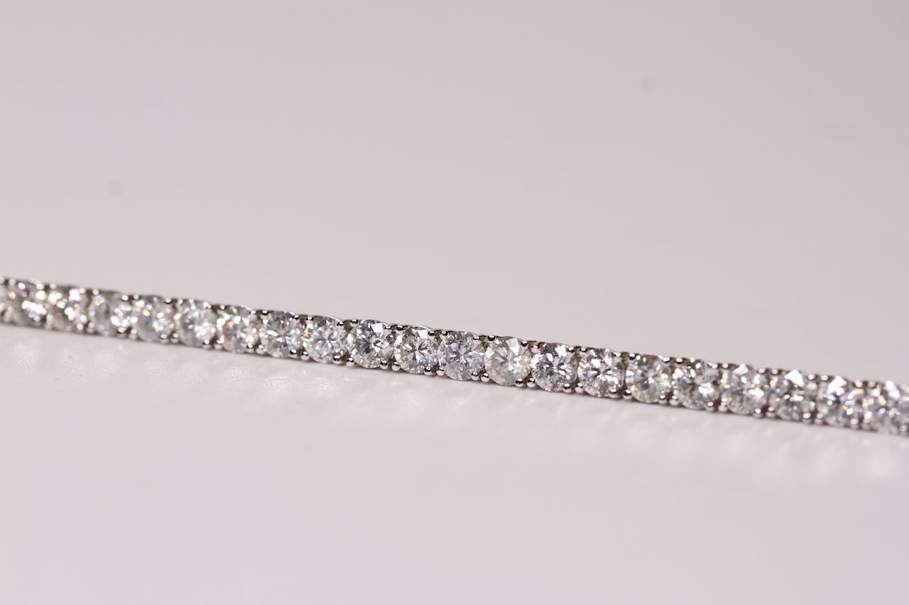 Diamond Tennis Bracelet, set with 48 round brilliant cut diamonds totalling 7.20ct, 14k white - Image 3 of 4