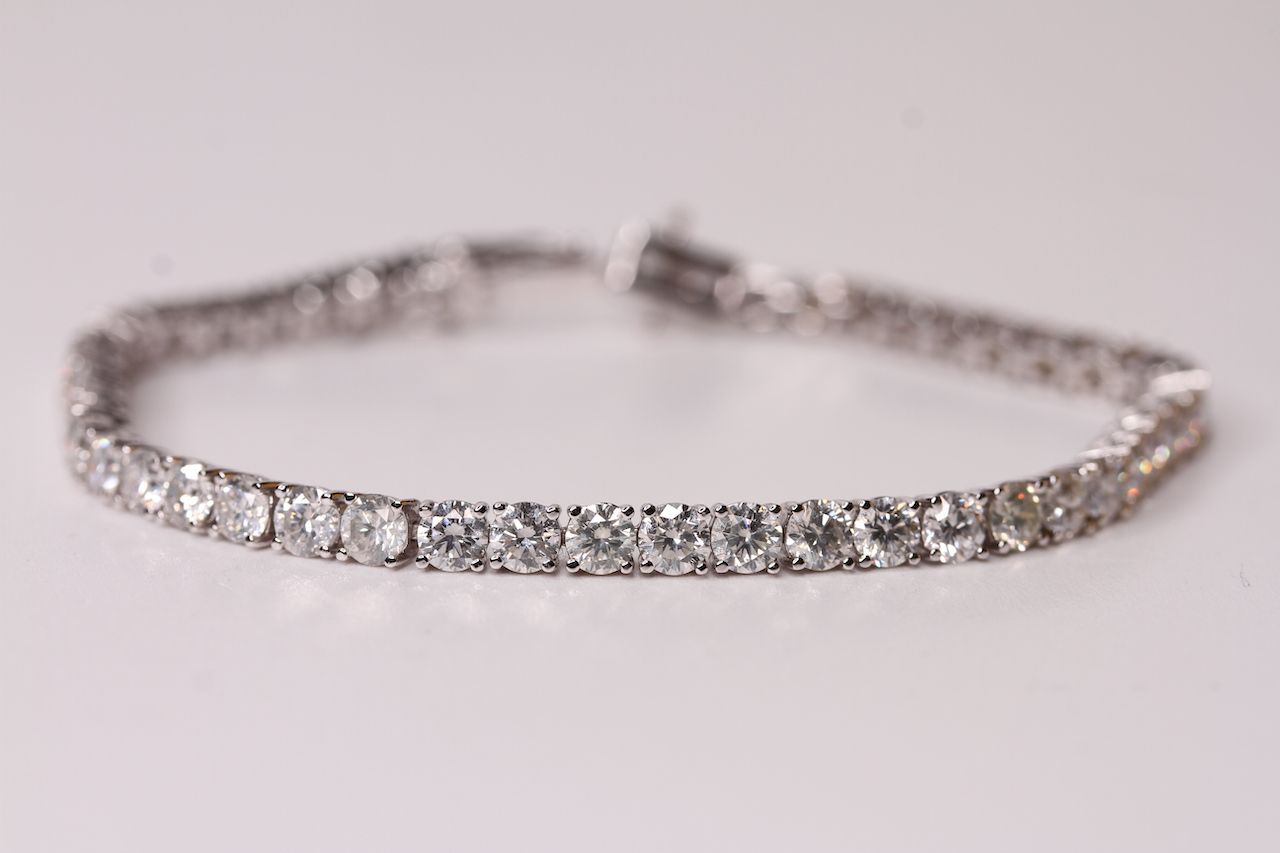 Diamond Tennis Bracelet, set with 48 round brilliant cut diamonds totalling 7.20ct, 14k white - Image 2 of 4