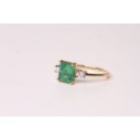 Natural Emerald & Diamond Ring, set with 1 emerald cut emerald 1.31ct, 2 round brilliant cut