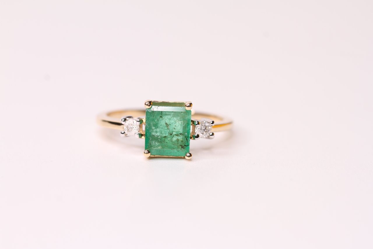 Natural Emerald & Diamond Ring, set with 1 emerald cut emerald 1.31ct, 2 round brilliant cut - Image 2 of 3