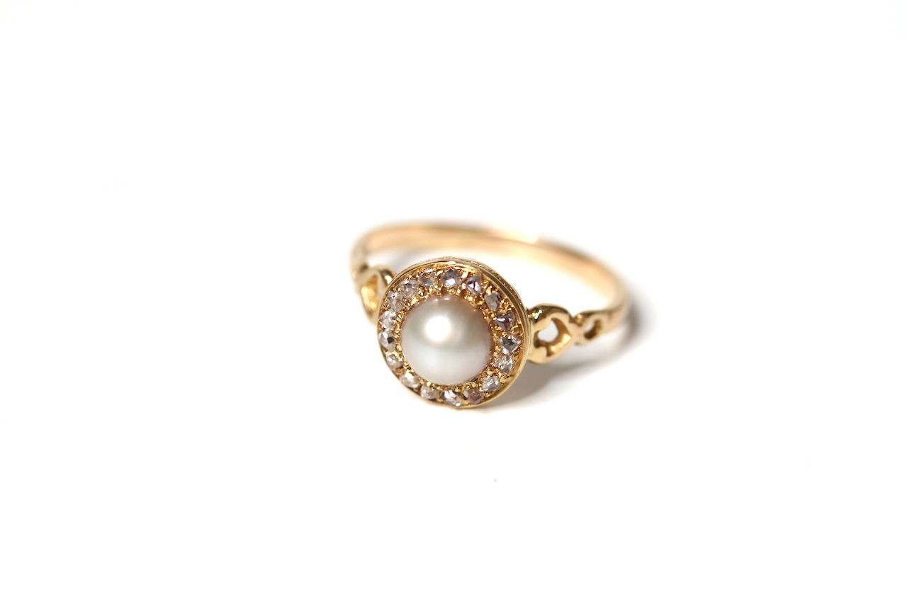 Early 20th Century Pearl and Rose Cut Diamond Ring, central pearl, a border of bright rose cut - Image 3 of 3