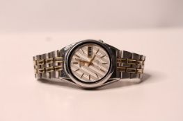 GENTLEMENS SEIKO 5 AUTOMATIC WRISTWATCH, patterned