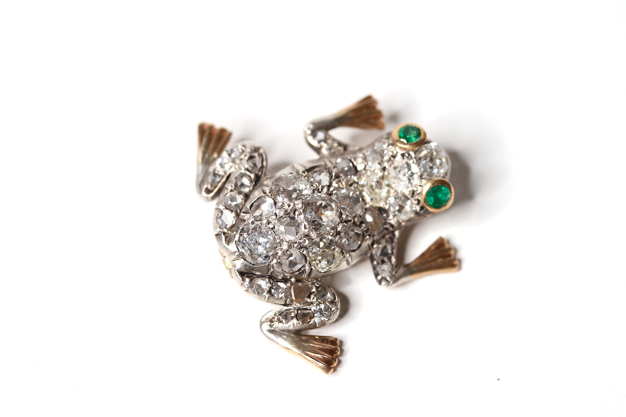 Antique 2.75ct Diamond Encrusted Frog Brooch, bright old and rose cut diamonds, Emerald set eyes,, - Image 2 of 3