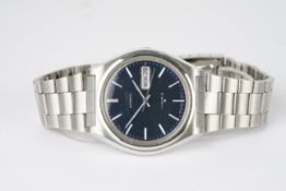 GENTLEMENS SEIKO AUTOMATIC DAY DATE WRISTWATCH REF. 6309-8300 CIRCA 1976, circular blue dial with