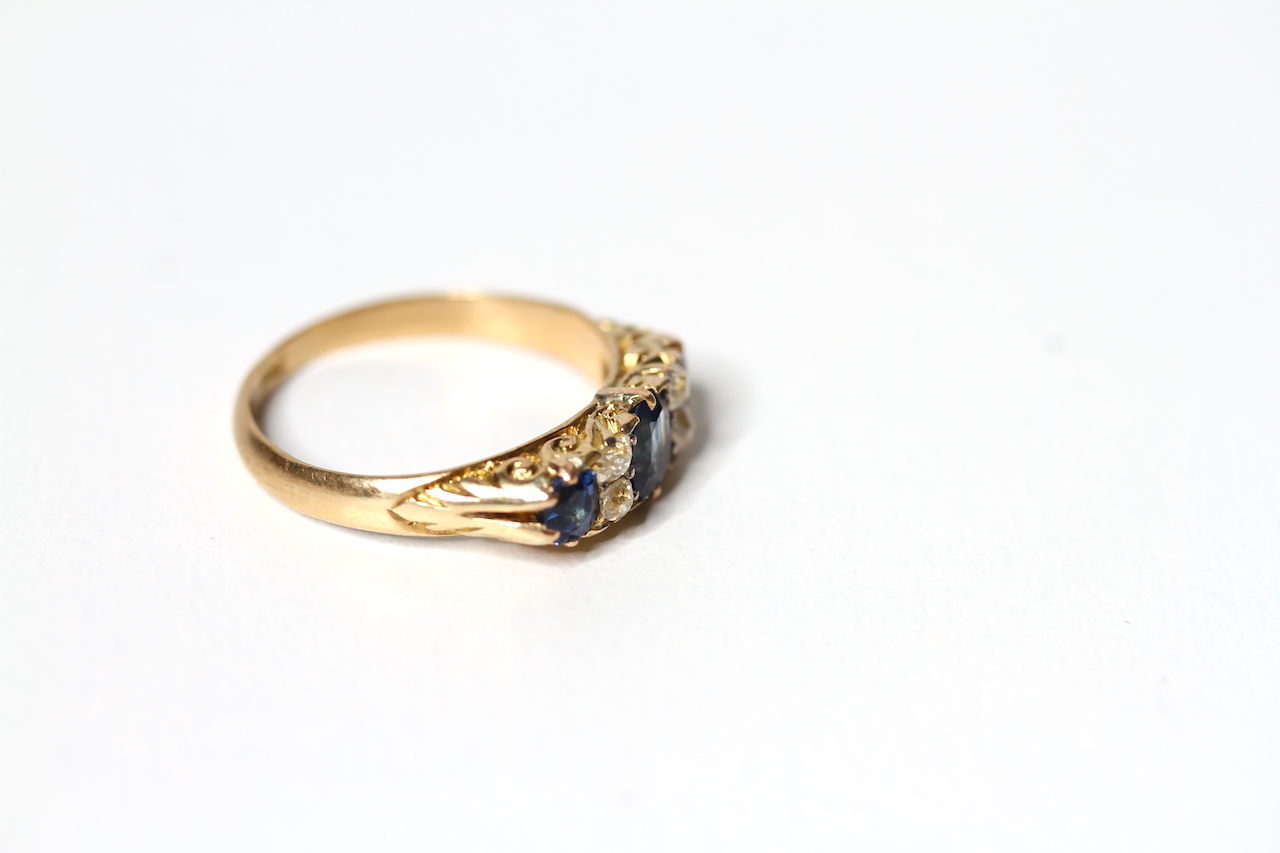 Early 20th Century Sapphire and Diamond Carved Half Hoop Ring, three sapphires, old cut diamond - Image 3 of 3
