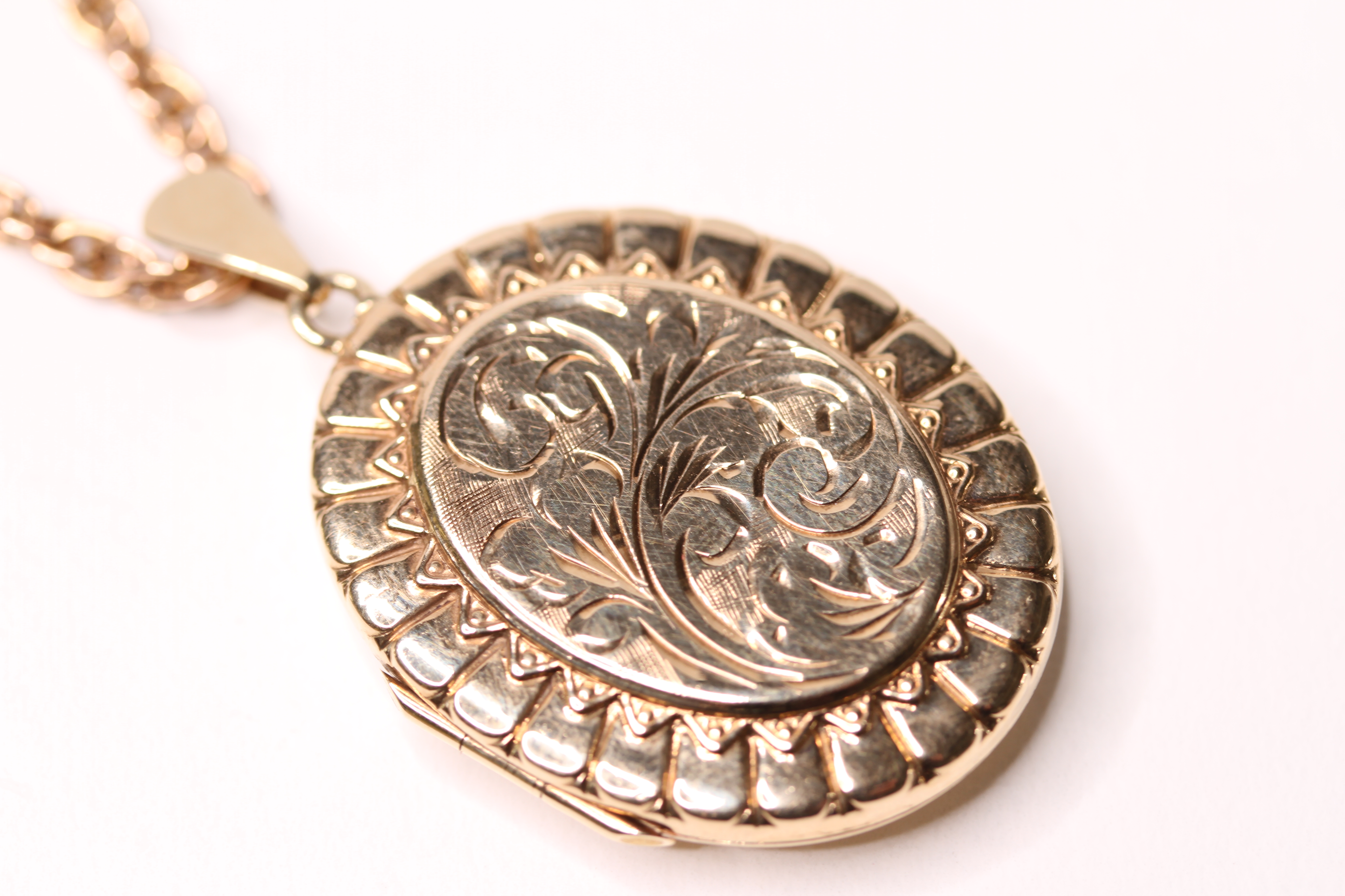 *TO BE SOLD WITHOUT RESERVE*A 9ct gold locket with attached chain, total weight 22.5g approx