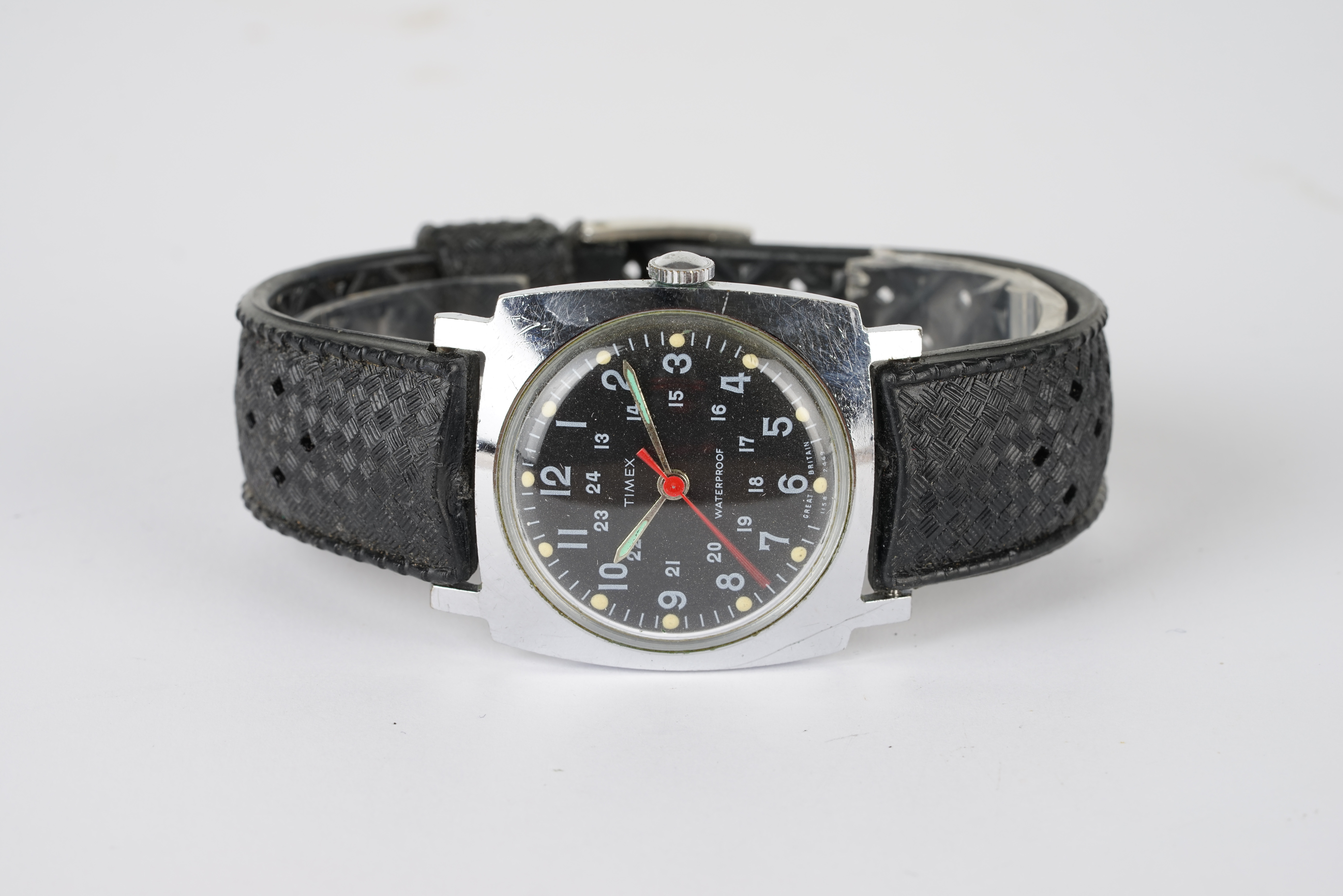 GENTLEMENS TIMEX 24HR WRISTWATCH, circular 24hr black dial with arabic numeral hour markers and
