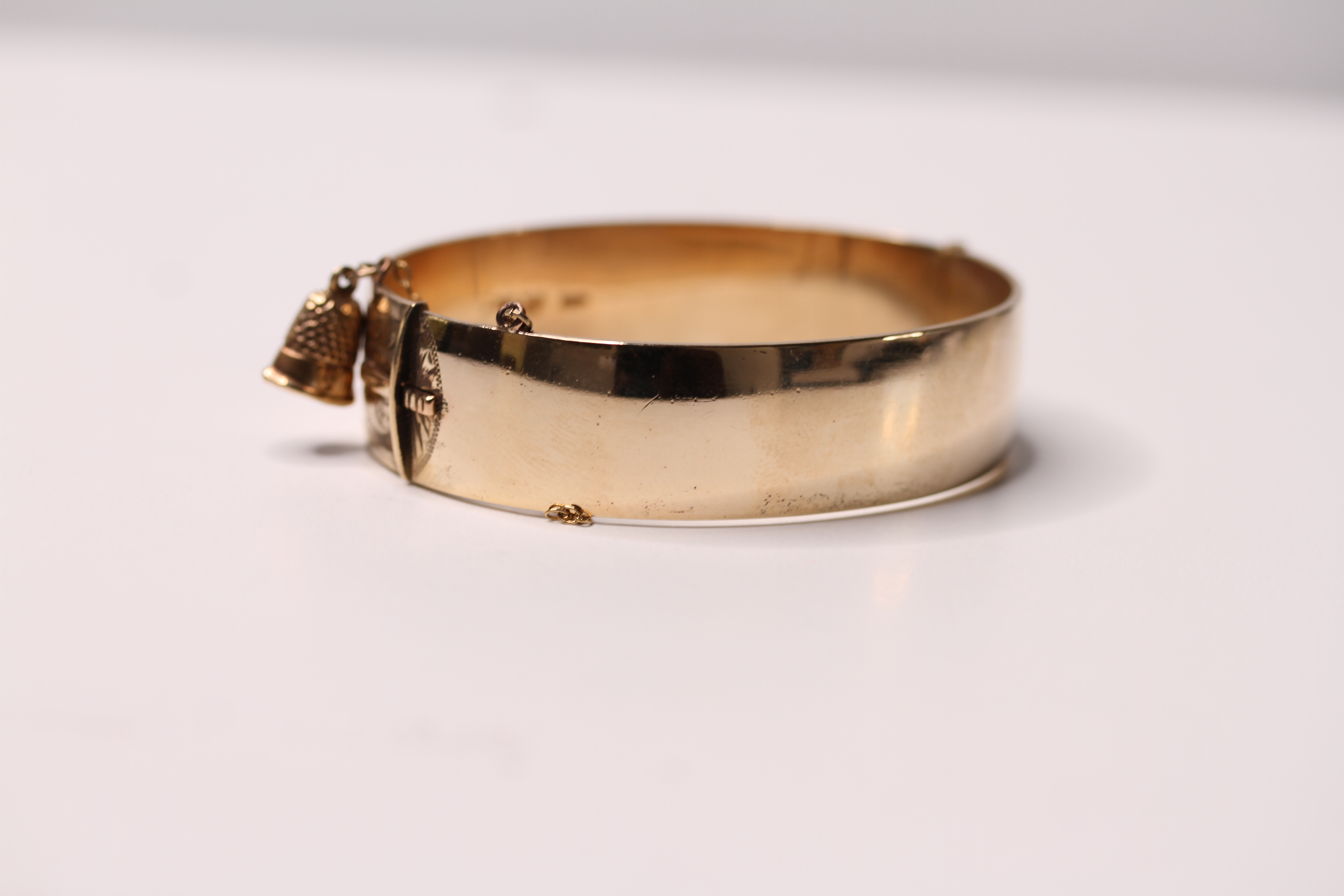 *TO BE SOLD WITHOUT RESERVE*A 9ct yellow gold metal core bangle, L. 6cm approx - Image 2 of 2