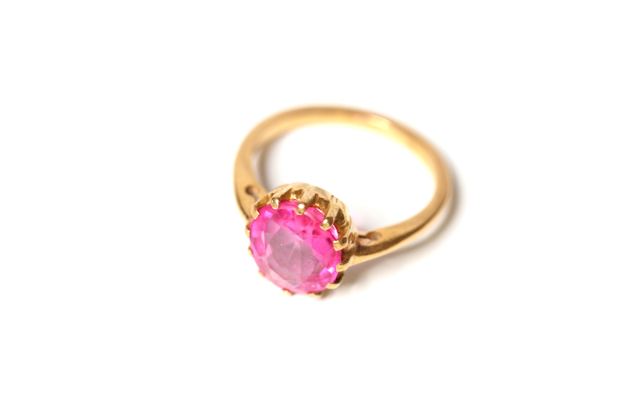 Pink Stone Dress Ring, single pink oval cut stone, claw set in yellow gold tested as 9ct or higher - Image 2 of 3